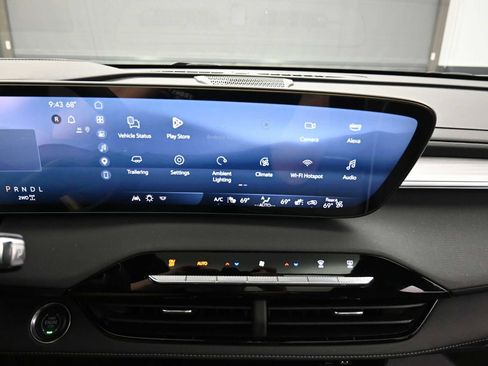 Used 2025 Buick Enclave Preferred w/ Power Package image 14