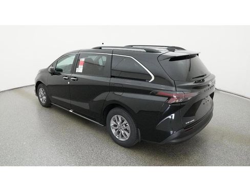 New 2026 Toyota Sienna XLE image 5