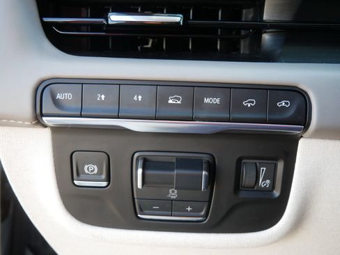 Used 2024 Cadillac Escalade ESV Premium Luxury Platinum image 28