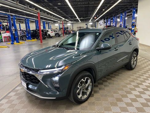 Used 2025 Chevrolet Trax LT FWD image 6