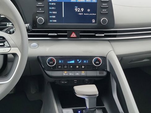 Used 2021 Hyundai Elantra SEL image 18