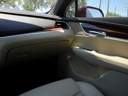 Used 2018 Cadillac XT5 Luxury w/ Driver Awareness Package FWD image 9