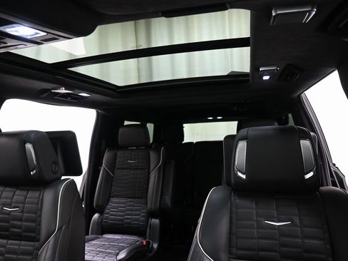 Used 2023 Cadillac Escalade ESV Sport Platinum image 4