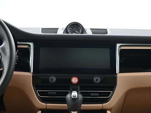 Certified 2026 Porsche Macan AWD/4WD image 11