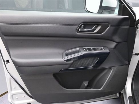 Used 2025 Nissan Pathfinder SV image 16