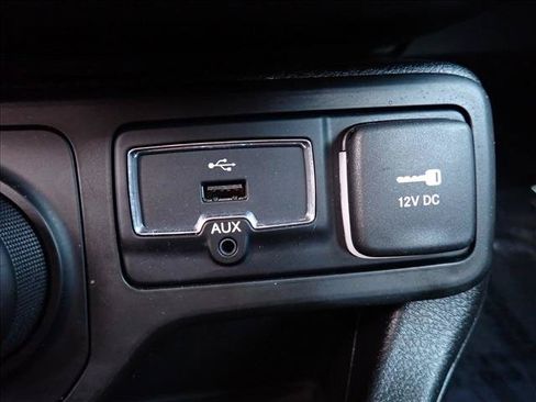 Used 2018 Jeep Renegade Latitude w/ Popular Equipment Group AWD/4WD image 16