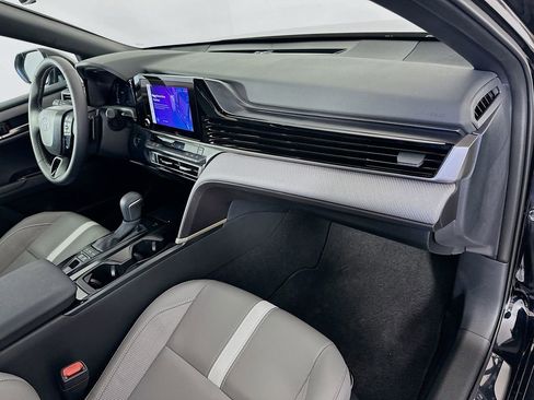 Used 2025 Toyota Camry SE image 29