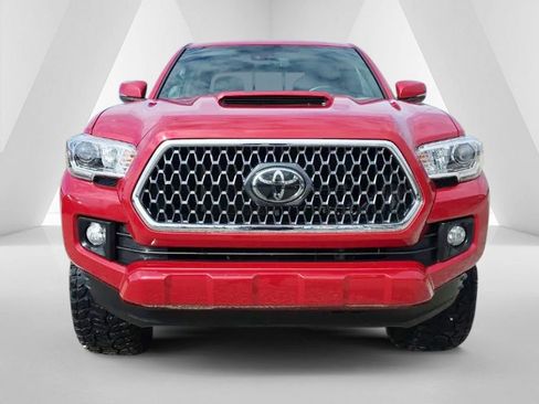 Used 2018 Toyota Tacoma TRD Sport image 2