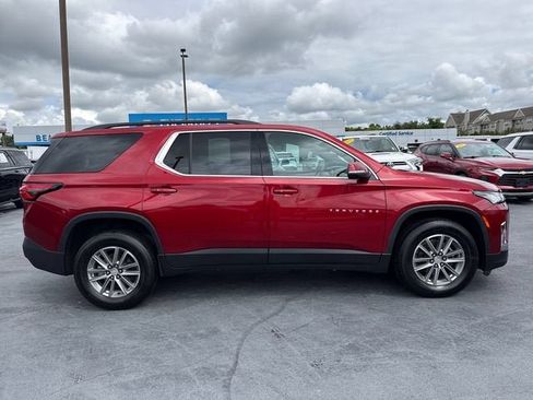 Used 2023 Chevrolet Traverse LT FWD image 2