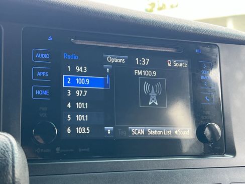 Used 2017 Toyota Sienna LE image 19