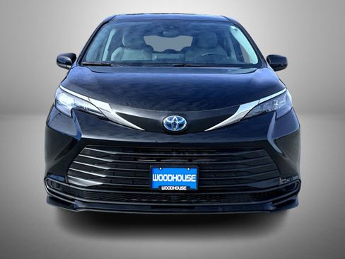 Used 2024 Toyota Sienna LE image 2