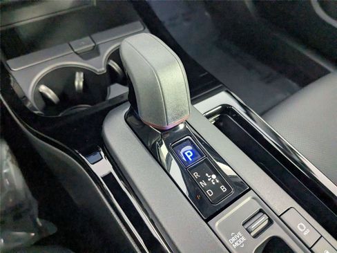 Used 2025 Toyota Prius Plug-In Hybrid FWD image 25