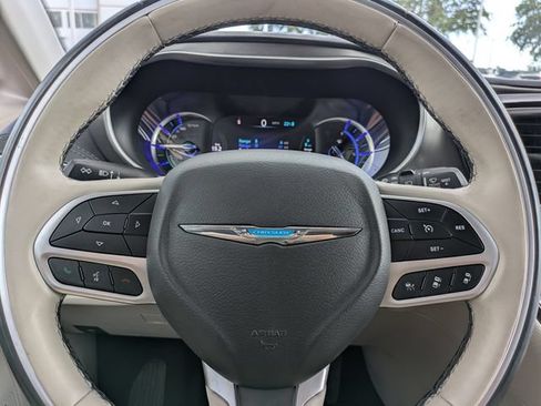 Used 2018 Chrysler Pacifica Limited w/ Advanced Safetytec Group FWD image 22