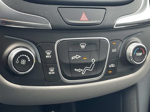 Used 2018 Chevrolet Equinox LS FWD image 19
