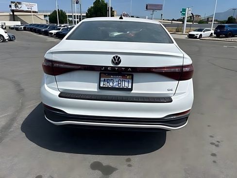 Used 2025 Volkswagen Jetta SE FWD image 4