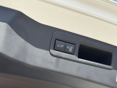 Used 2023 Toyota Venza image 19