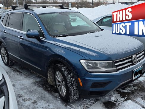 Used 2018 Volkswagen Tiguan SE w/ Panoramic Sunroof Package image 2