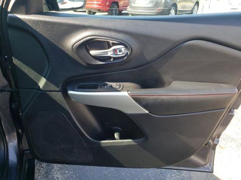 Used 2018 Jeep Cherokee Trailhawk image 17