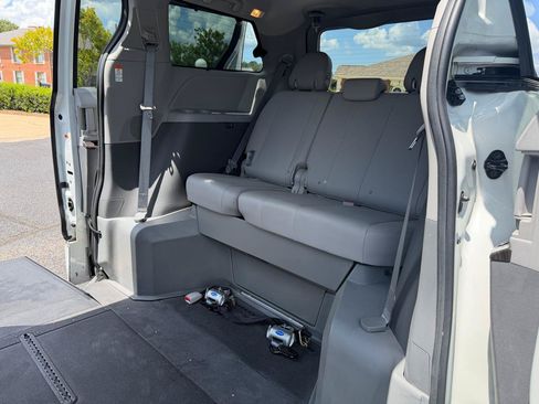 Used 2020 Toyota Sienna XLE w/ XLE Navigation Package FWD image 17