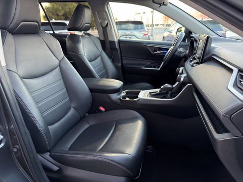 Used 2021 Toyota RAV4 XLE Premium image 15
