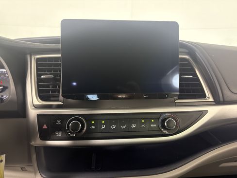 Used 2016 Toyota Highlander LE image 25