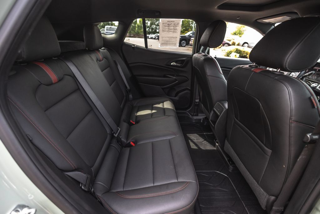 Used 2024 Chevrolet Trax RS w/ Sunroof Package FWD image 31