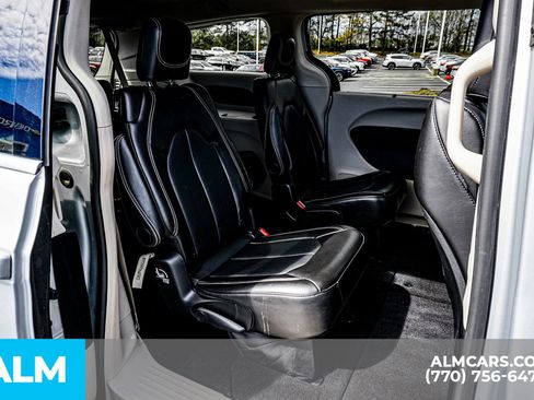 Used 2024 Chrysler Pacifica Touring-L image 25