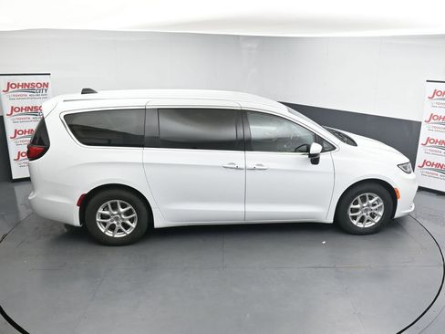 Used 2023 Chrysler Pacifica Touring-L FWD image 31