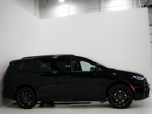 New 2026 Chrysler Pacifica Limited w/ S Appearance Package image 5