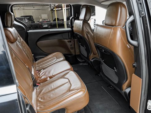Used 2018 Chrysler Pacifica Limited image 47
