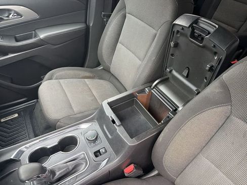 Used 2023 Chevrolet Traverse LT image 23