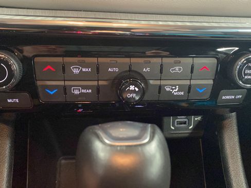 Used 2022 Jeep Compass Limited w/ Sun and Sound Group AWD/4WD image 18