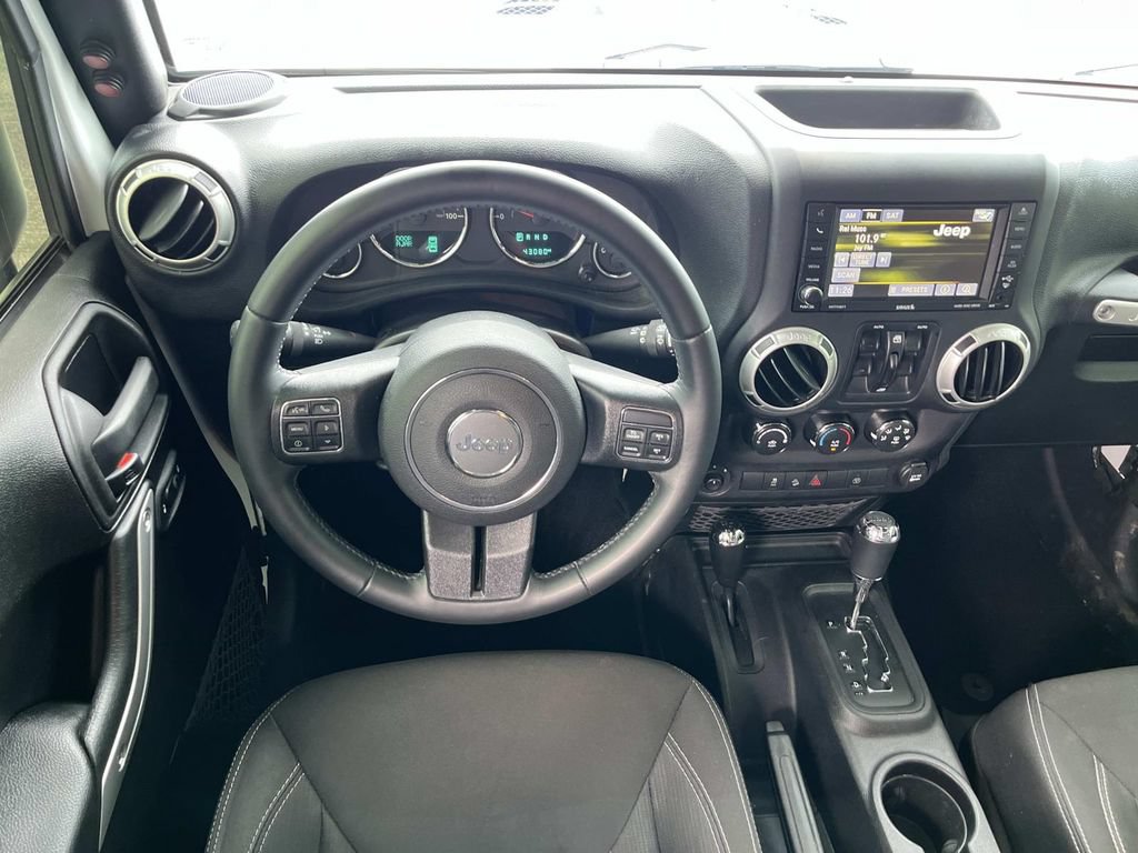 Used 2016 Jeep Wrangler Unlimited Sahara w/ Connectivity Group AWD/4WD image 13
