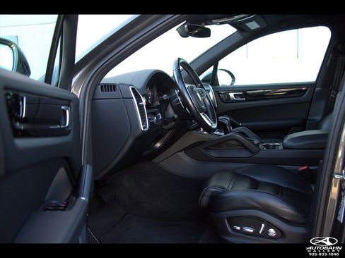 Used 2020 Porsche Cayenne E-Hybrid w/ Premium Plus Package image 32