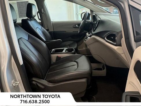 Used 2024 Chrysler Pacifica Touring-L FWD image 10