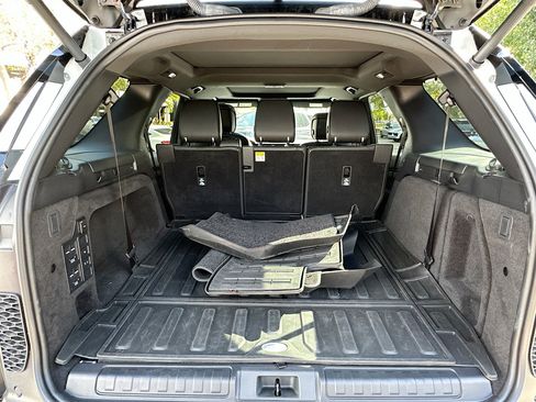 Used 2024 Land Rover Discovery Dynamic SE AWD/4WD image 28