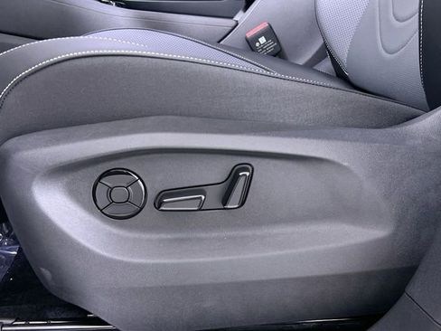 New 2025 Volkswagen Tiguan SE image 12