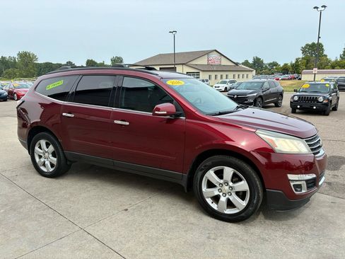 Used 2016 Chevrolet Traverse LT w/ Style and Technology Package FWD image 4