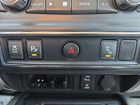 Used 2018 Nissan Titan SV w/ SV Convenience Package image 29