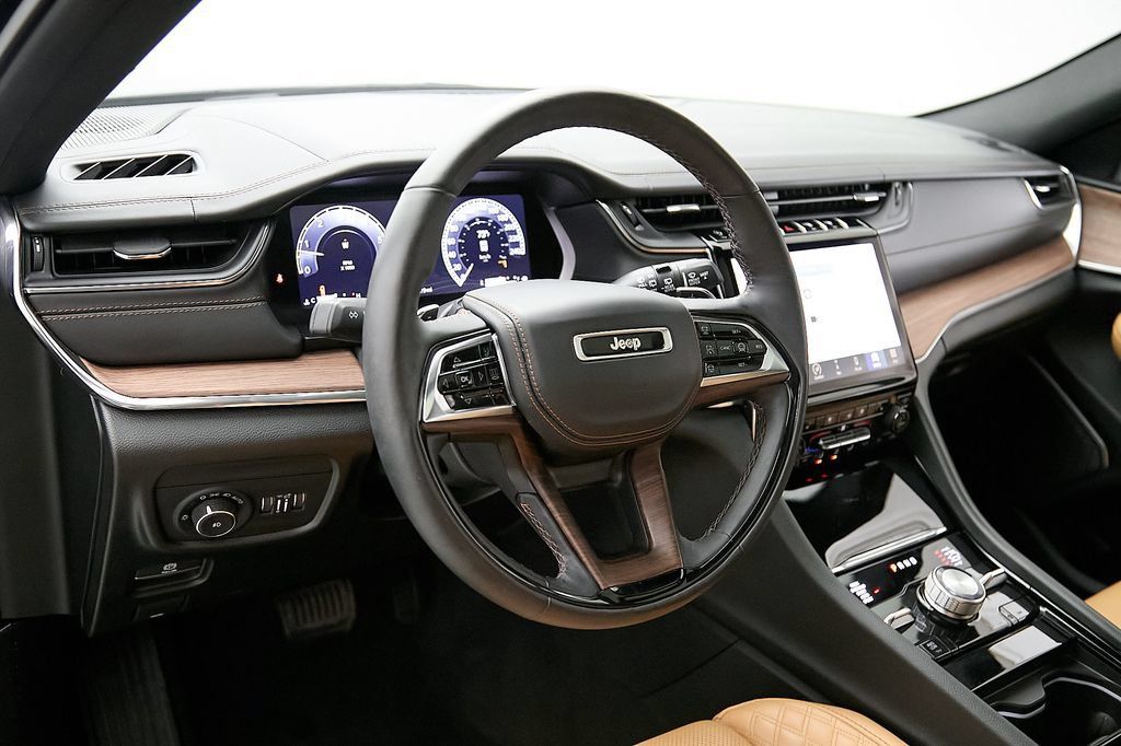 Used 2023 Jeep Grand Cherokee Summit w/ Luxury Tech Group V AWD/4WD image 15