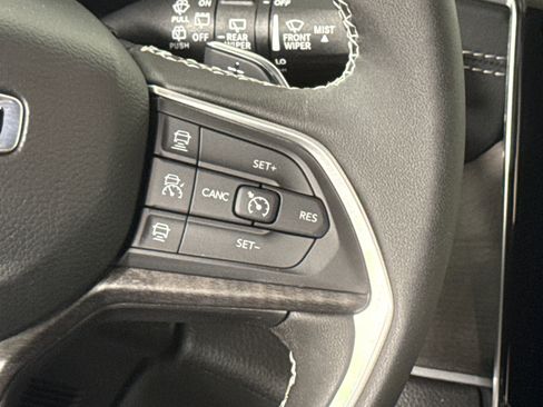New 2025 Jeep Grand Cherokee L Limited w/ Black Appearance Package AWD/4WD image 18