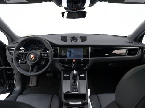 Certified 2025 Porsche Macan image 18