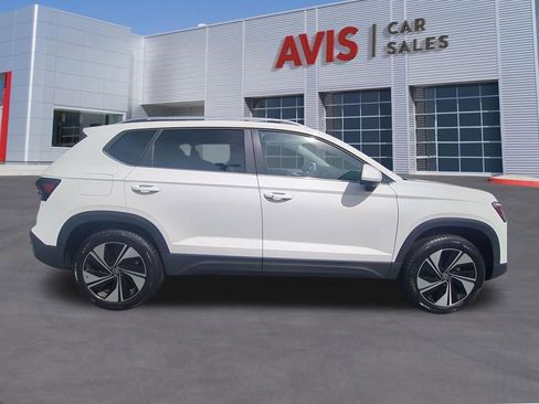 Used 2025 Volkswagen Taos SE AWD/4WD image 5