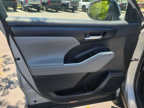 Used 2023 Toyota Highlander XLE AWD/4WD image 18