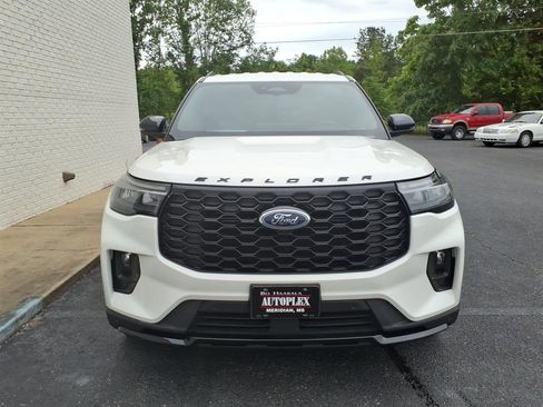 Used 2025 Ford Explorer ST-Line w/ ST-Line Street Pack AWD/4WD image 2
