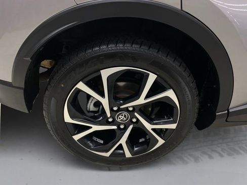 Used 2018 Toyota C-HR XLE FWD image 16