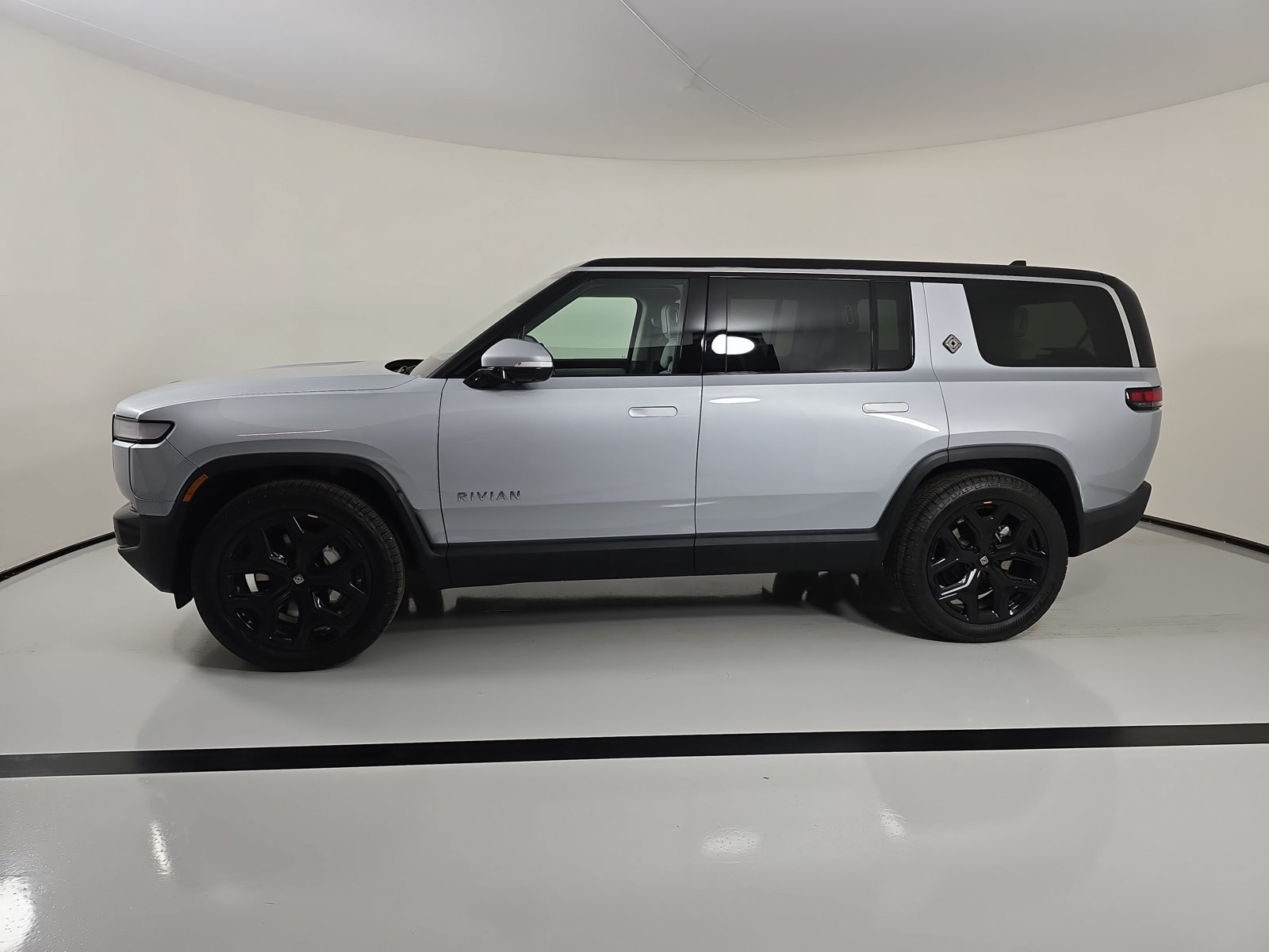 Used 2024 Rivian R1S Adventure Dual AWD/4WD image 2