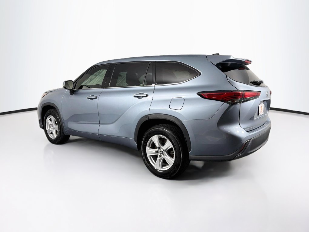Used 2022 Toyota Highlander LE FWD image 7