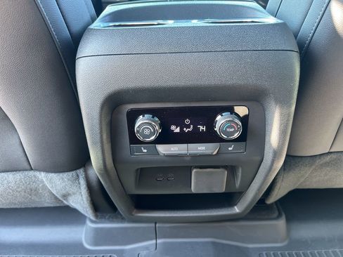 Used 2024 Chevrolet Traverse RS image 37