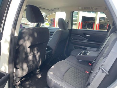 Used 2022 Nissan Pathfinder SV AWD/4WD image 19